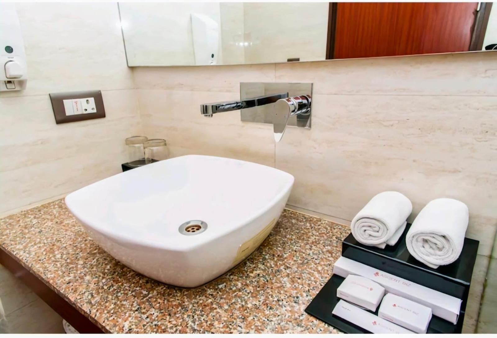 Hotel Konark A Family Stay Aerocity Ню Делхи Екстериор снимка